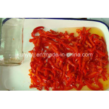 Bandeaux de poivrons rouges doux dans un pot de verre